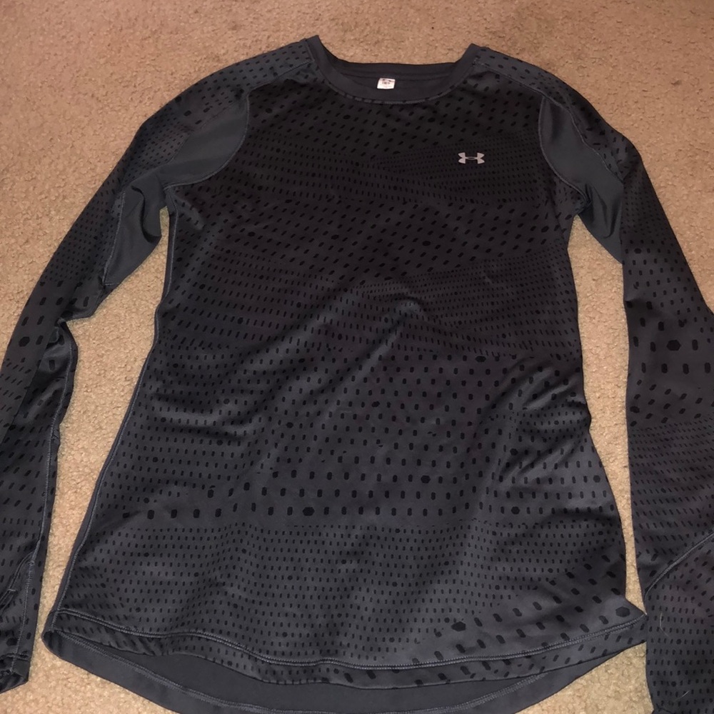 Grey fitted thermal under armor pull over.